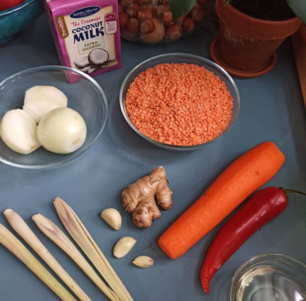 Основные ингредиенты очень простые - чечевица, морковь и лук. Фото автора.