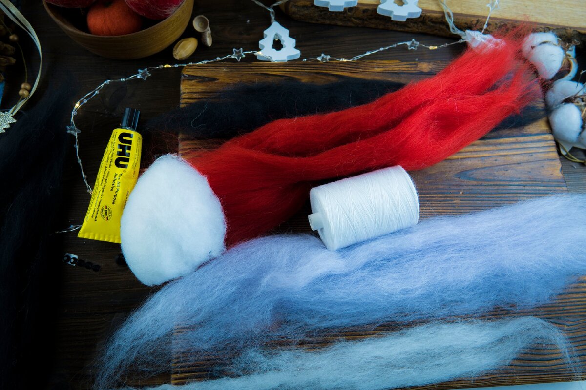 У меня шерсть, нитки и клей