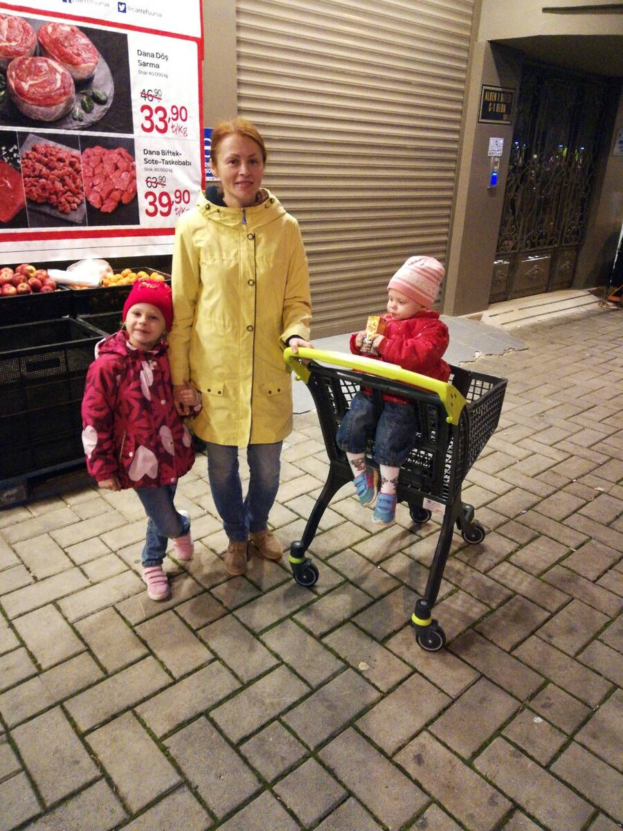 В первую зиму в Алании по вечерам шапки детям были не лишними