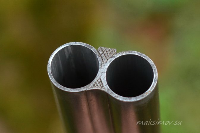 Советские ружья сегодня ценятся больше, чем когда либо. Найти и купить за вменяемые деньги хорошо сохранившуюся старую двустволку - это удача. И причина такой популярности советского охотничьего оружия кроется как в ностальгии, так и в выигрышном сочетании цены и качества.

Эффективно работающий антиквариат не только греет душу, но и является хорошей инвестицией. Старое добротное оружие всегда ликвидно. А если ружьё передаётся по наследству понимающим потомкам - оно бесценно. В этой статье мы обратимся к одной из легенд советского оружпрома - довольно редкому ружью модели Иж-26Е. 


В ружьях семейства Иж-26/26Е 
сочетались удачный дизайн 
и хорошие эксплуатационные характеристики
Чем интересно 
ружьё Иж-26Е

Информации по этой модели мало. А интересных»изюминок» вообще считай нет. Что делать? Я обзвонил всех знакомых, имеющих хоть какое-то отношение к производству на Ижмехе и Ижмаше - никто ничего толком не знает. Многие непосредственные участники тех событий ушли в долину вечной охоты, а их последователи позабыли рассказы наставников.

Поэтому рассказ о модели Иж-26Е я был вынужден строить «на косвенных», в качестве фактологической опоры используя доступную информацию по обычному Иж-26. 


Срез дульной части стволов ружья Иж-26Е
оформлен аккуратной насечкой,
характерной для старых ружей
Иж-26Е - ныне редкое ружьё. Его выпуск начался в октябре 1968 года. Первая серия была на букву "Т". Интересно вспомнить тогдашние цены на ружья.

В 1976 году новое Иж-26Е в охотничьих магазинах стоило 125 рублей. Для примера - цена на вертикалку Иж-27 с невентилируемой планкой тогда была 185 рублей, за вентилируемую планку надо было добавить 15 рублей.


Колодка ружья Иж-26Е, вид сверху.