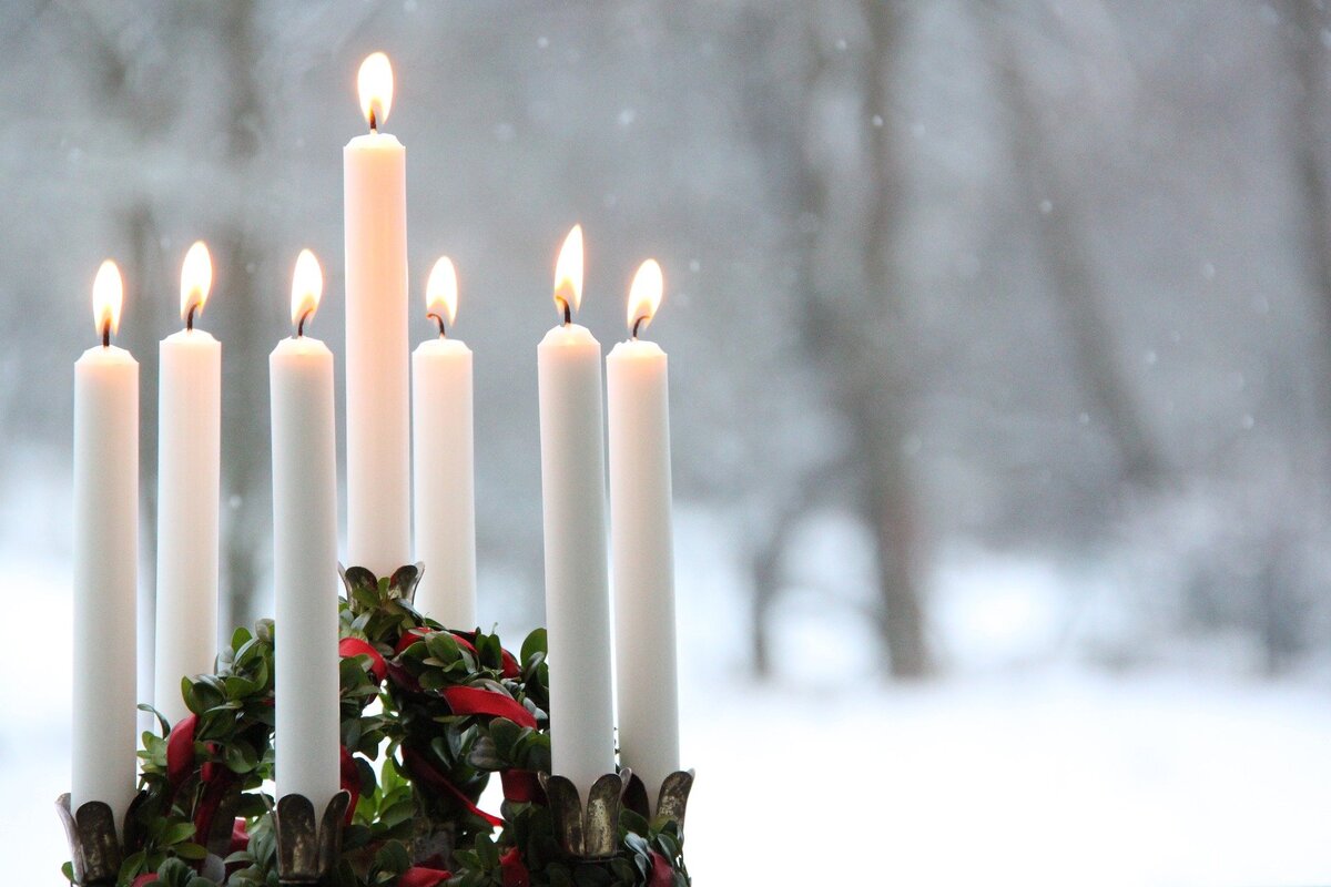 Город свеча. Рождественские свечи. Горящие свечи. Красивые свечки. Зажженная свеча.