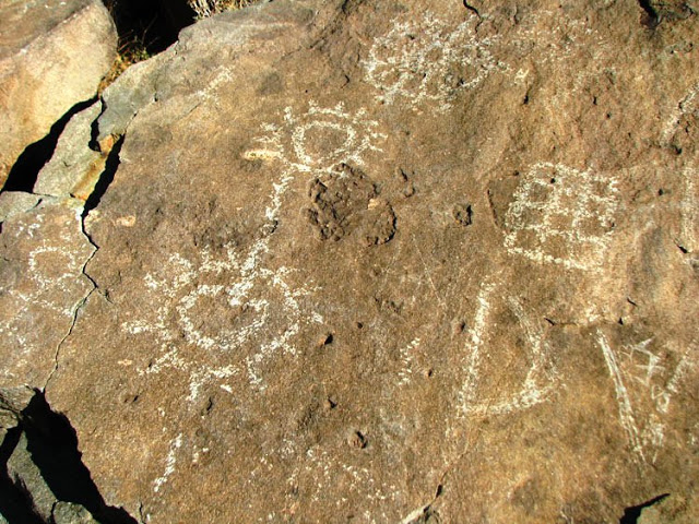 Два солнца в небе. Перемычка между светилами - перетекание вещества от звезды к Солнцу, в результате воздействия тяготения нашего светила на звезду. Наскальный рисунок. Штат Невада.