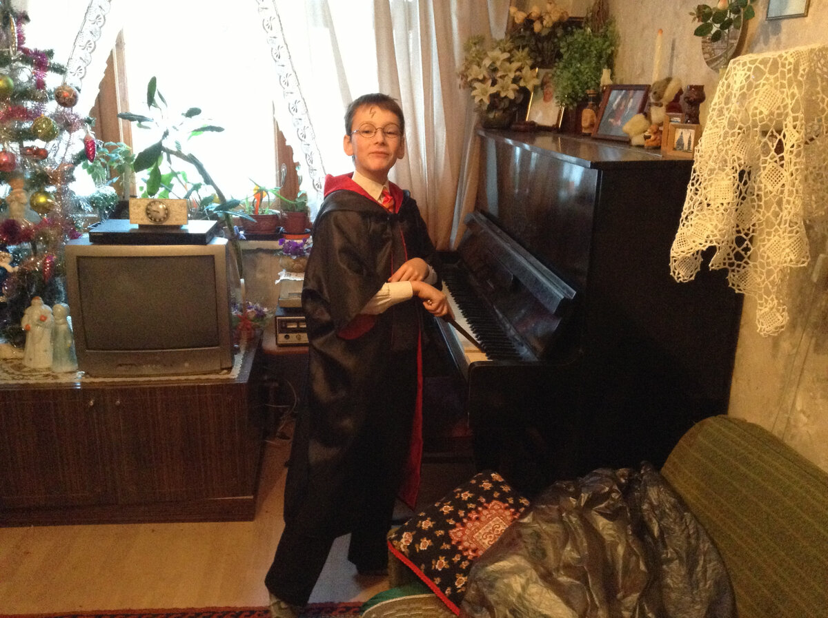 Тут Мишке 9 лет (2014 год). В костюме Гарри Поттера