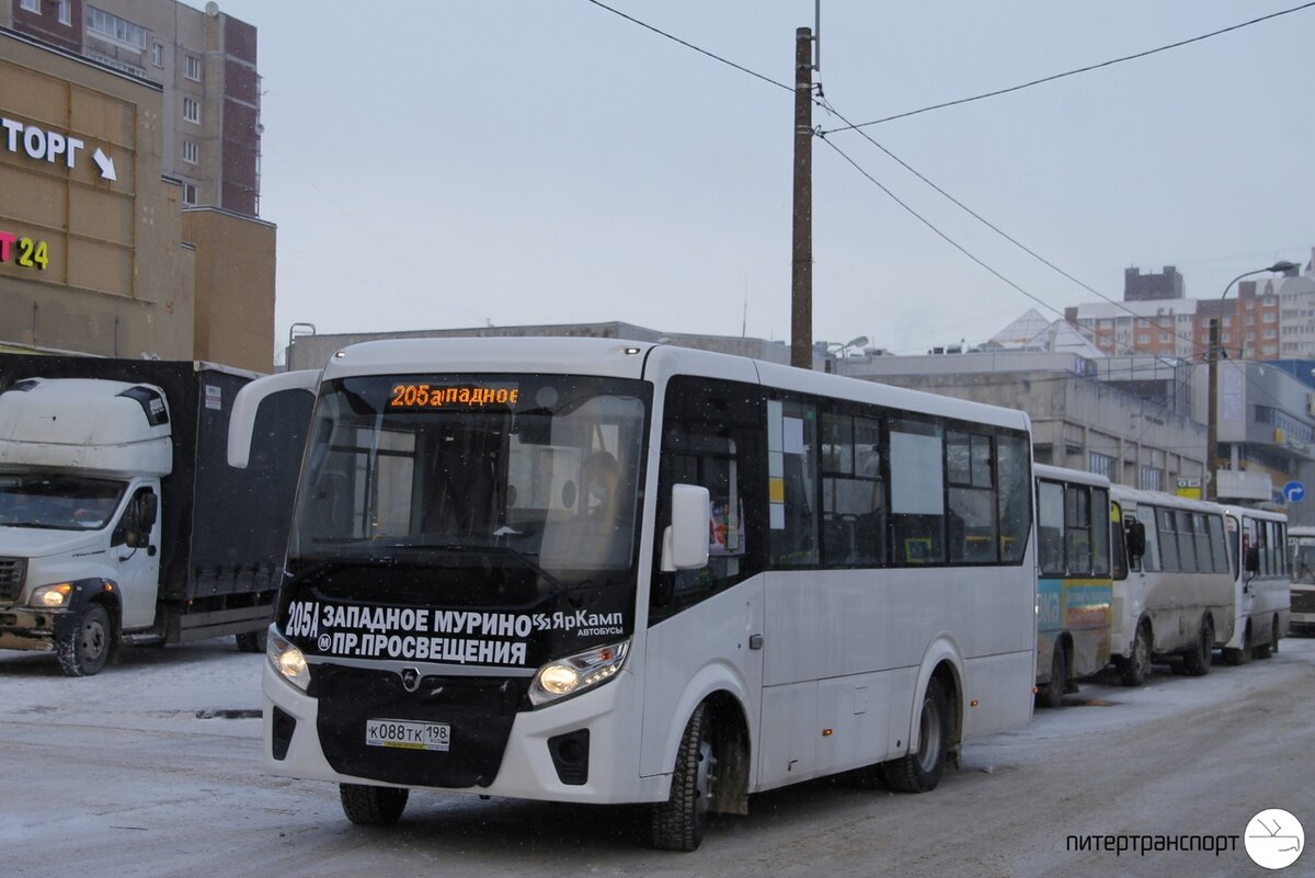 На конечной остановке у ст. метро "Проспект Просвещения".