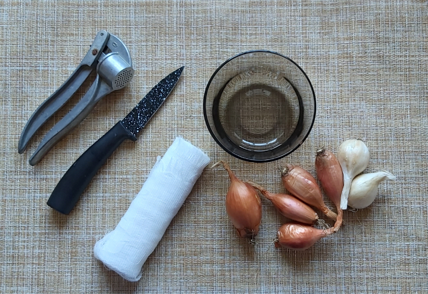 Понадобиться: чеснокодавка, бинт (марля), нож, емкость.