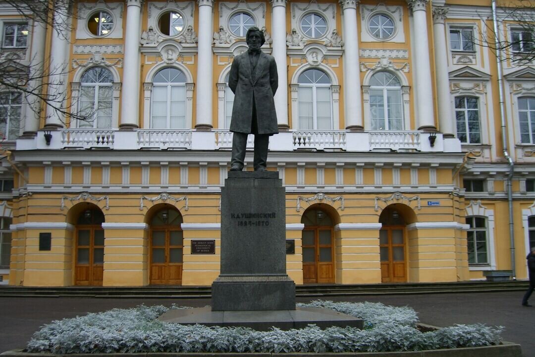 Памятник Ушинскому на берегу р. Мойки в Петербурге