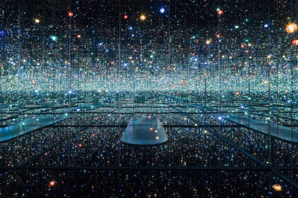 Яёи Кусама «Бесконечные зеркальные комнаты», 2011-2017 © Tate Modern