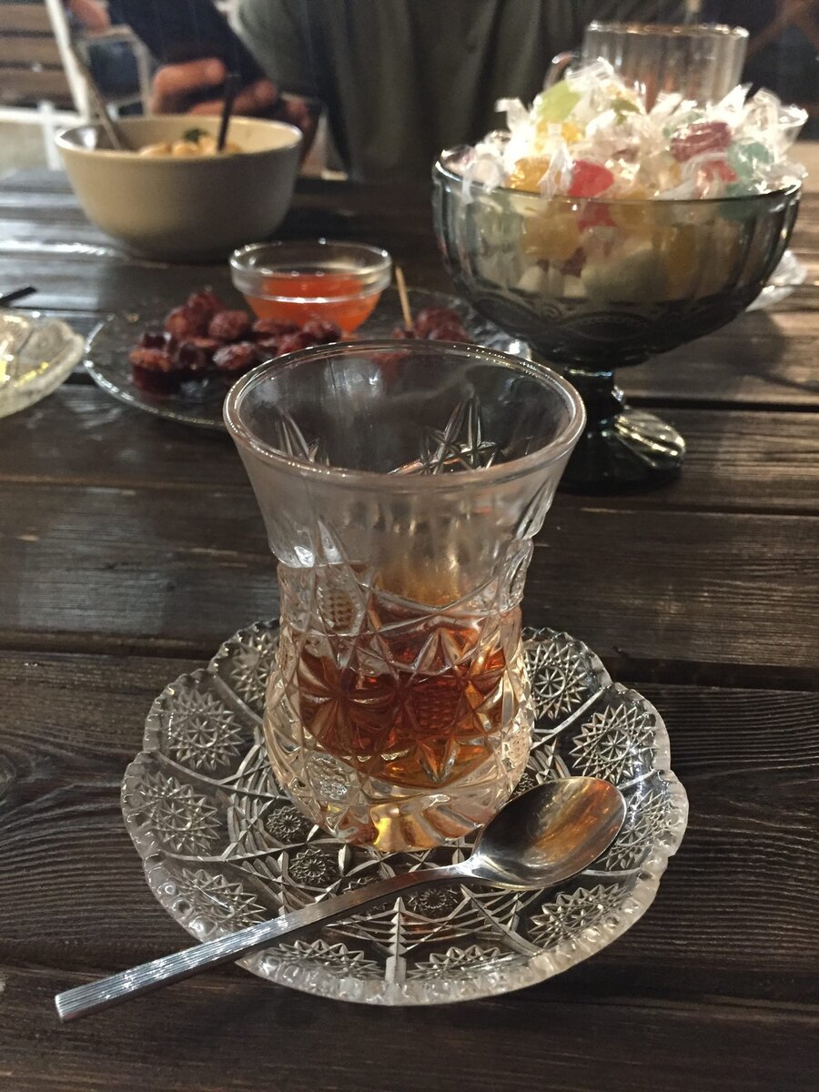 Двоякое ощущение, пить чай из турецких национальных чашках. Если вы еще не были в Турции, за красивыми чайными кружками приезжайте в Дагестан. Заодно здесь можно будет купить турецкие продукты.