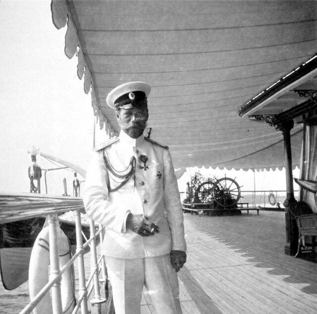 16 Hilarious and Intimate Photographs of Tsar Nicholas II Clowning Around With H