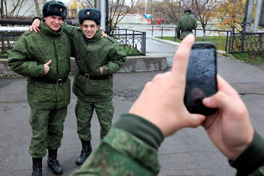 Солдат с мобильником. Военный телефон. Солдат в увольнении. Солдат Российской армии с телефоном. Продлили ли армию