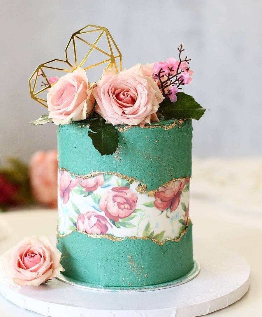 Торт с разломом и цветами
