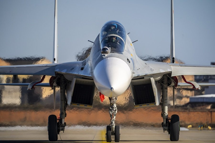 Пилоты НОАК готовятся к полету на истребителе J-16 - Фото: AP/TASS