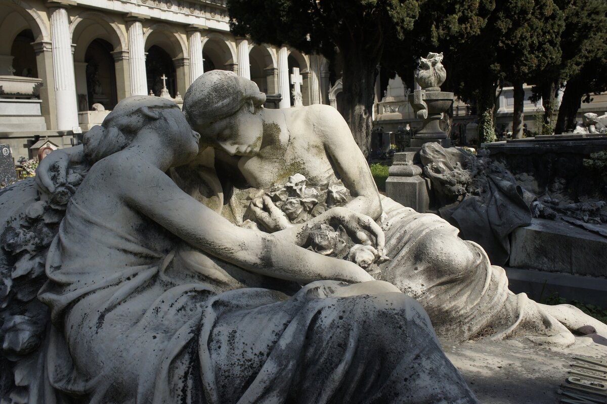 Image by Eliane Meyer from Pixabay. Источник: https://pixabay.com/photos/staglieno-cemetery-genoa-tombstone-664597/