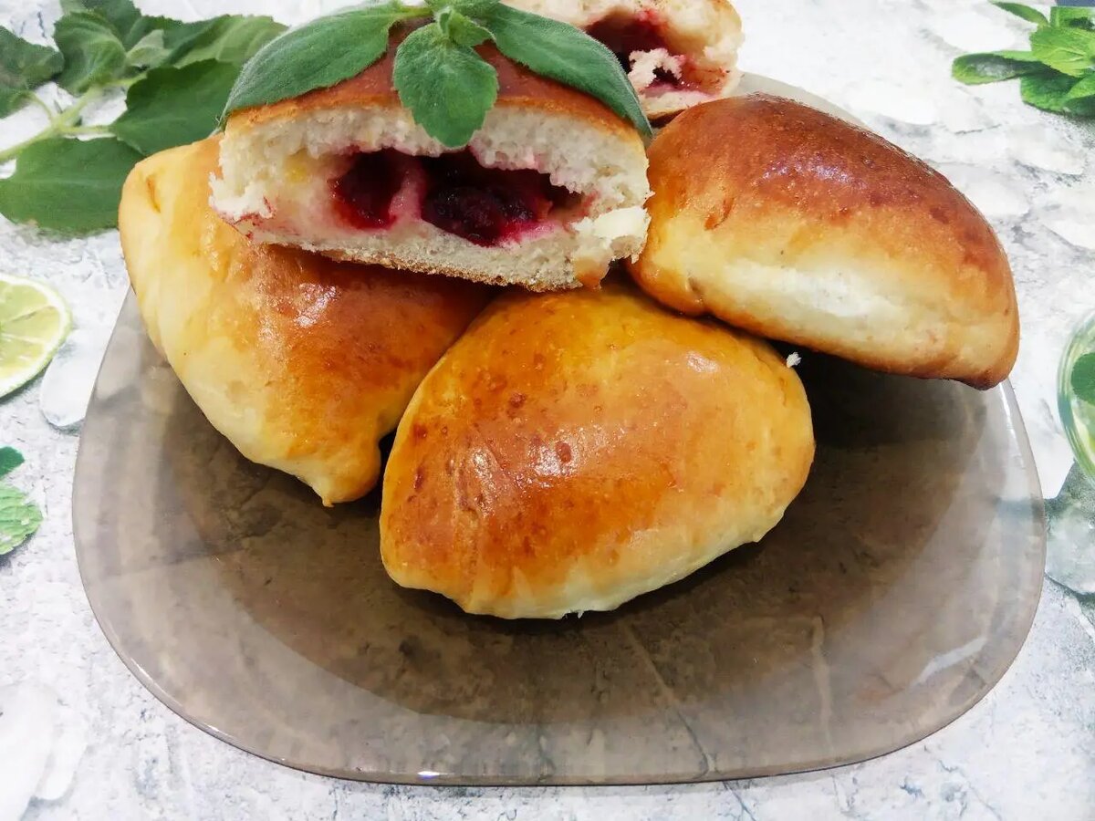 Пирожки со сливами дрожжевые