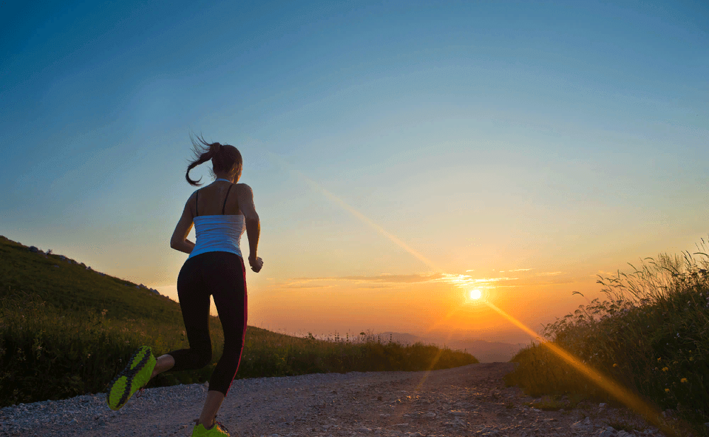 Тренировка в вечернее время. Вечерняя пробежка. Бег. Бег на рассвете. Девушка на пробежке вечером.