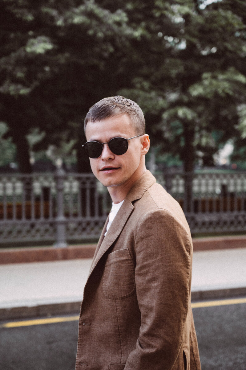 Мой клиент Максим в коричневом льняном пиджаке