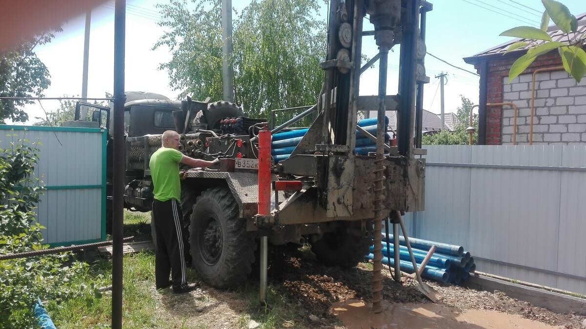 Бурят скважину для частного дома на песок