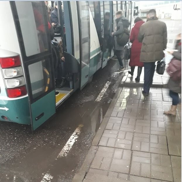 Посадка пассажиров в автобус