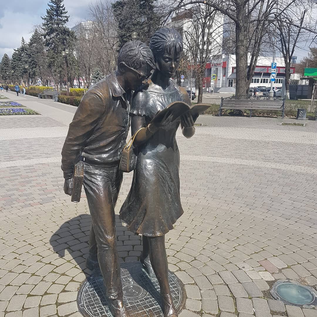 Памятник Шурику и Лидочке