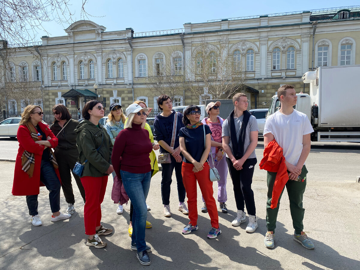 1. Какое здание позади? Сейчас это обычная школа №72, а когда его построили, это была 2-я Хаминовская женская гимназия г.Иркутск. 