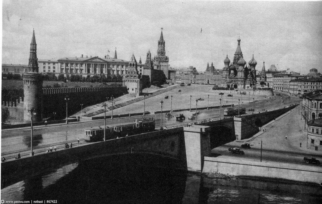 Площадь москвы в 1945 году. Кремль Москва 1945. Большой Москворецкий мост. Старый Москворецкий мост. Москворецкий мост Щусев 1938.