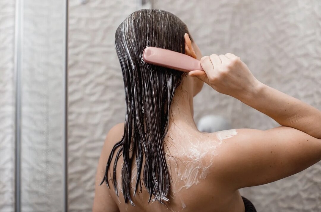 Чистые волосы без мытья. Расчесывать мокрые волосы. Расчесывание мокрых волос. Мокрыми волосами вид сверху. Нельзя расчесывать мокрые волосы.