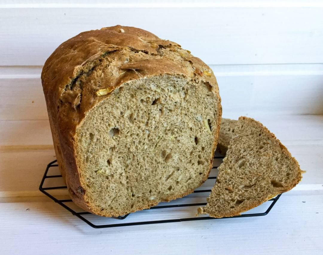 Хлеб с луком на сковороде рецепт. Хлеб с солодом в хлебопечке. Хлеб с луком. Хлеб с горчицей. Хлеб с луком в хлебопечке.