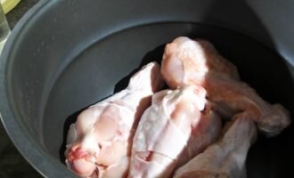 Уложите части индейки в мультиварку