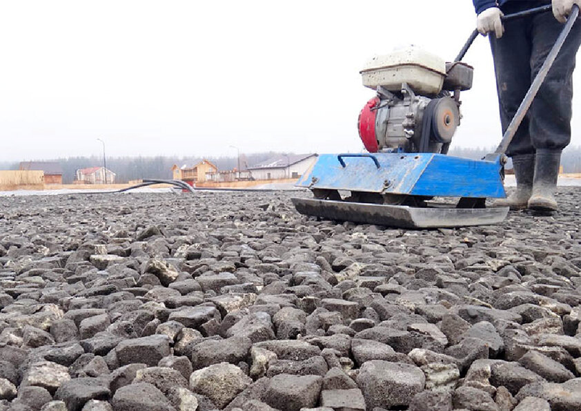 Укладка пеностекольного покрытия.