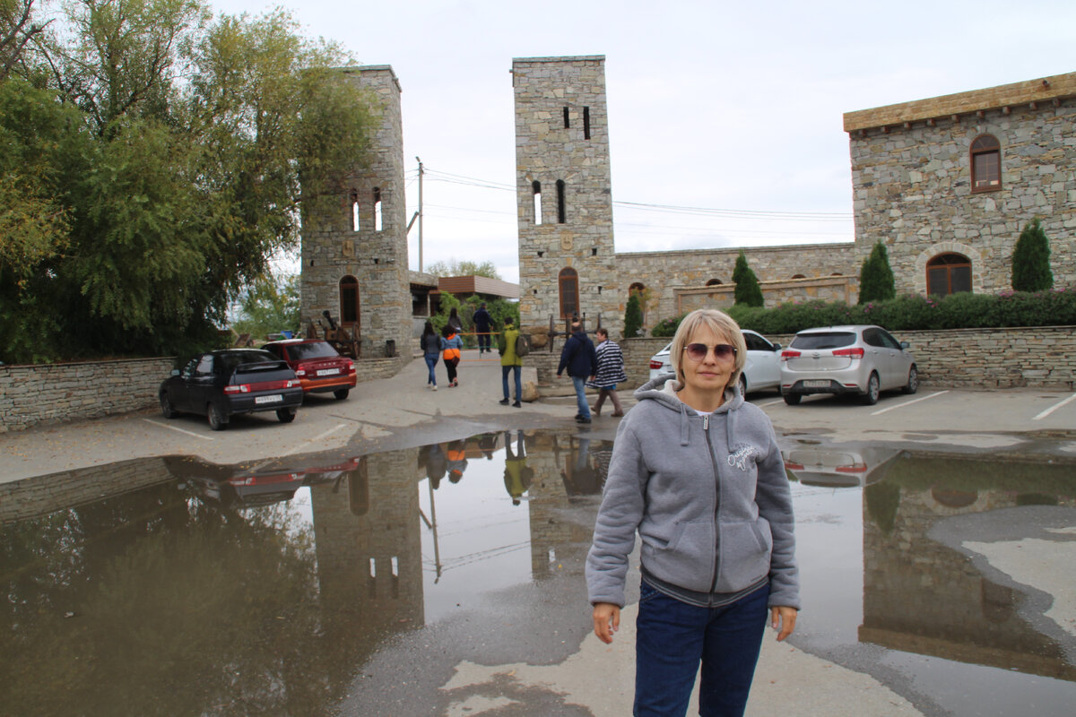 У входа в "Янтарное". Фото из личного архива.