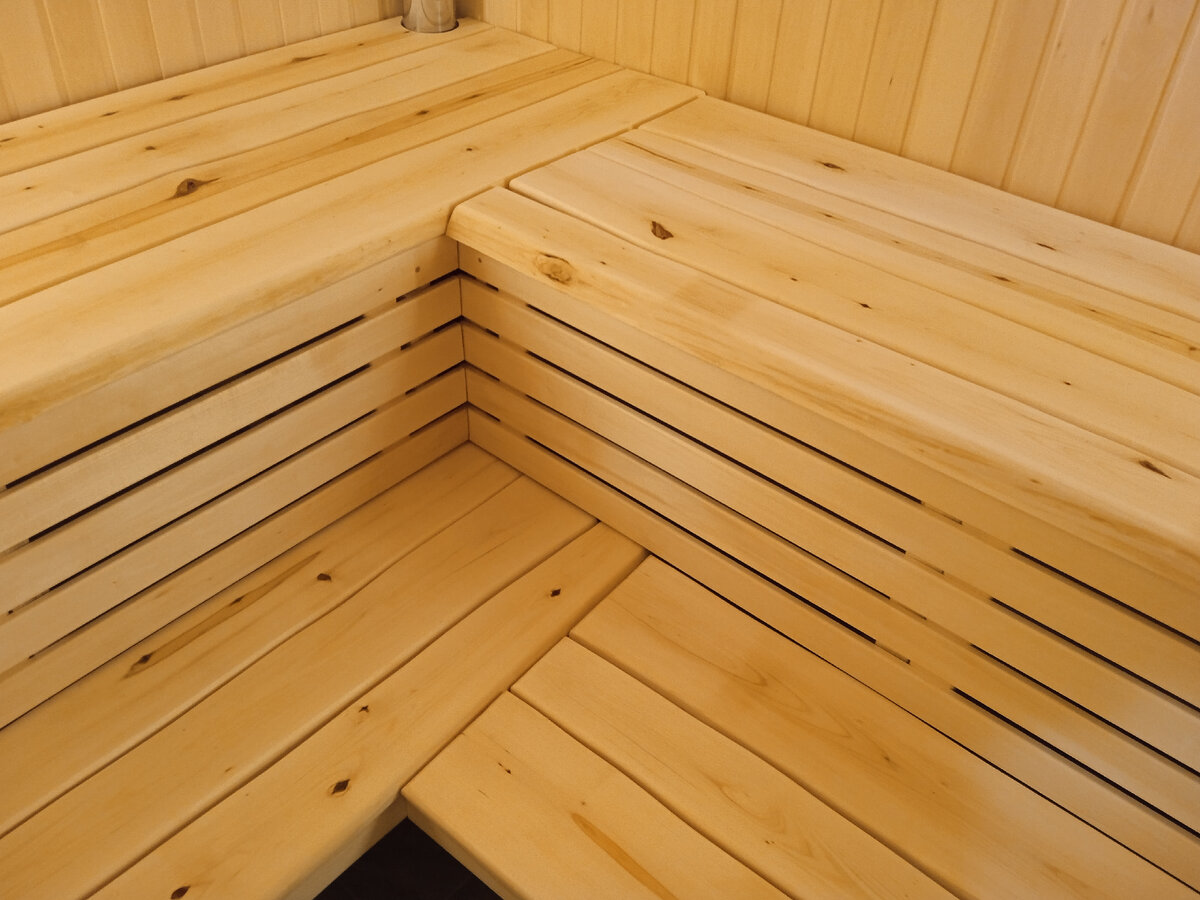 Липовый полог из необрезной доски.