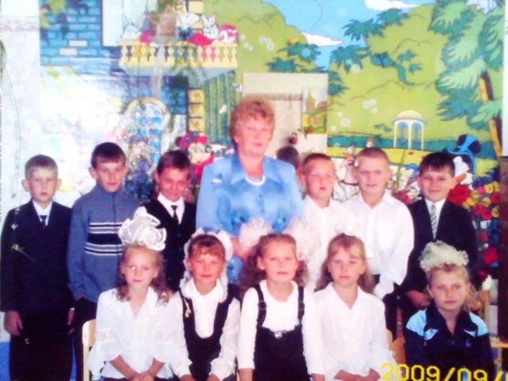 4 класс - 2009 год. Я слева.