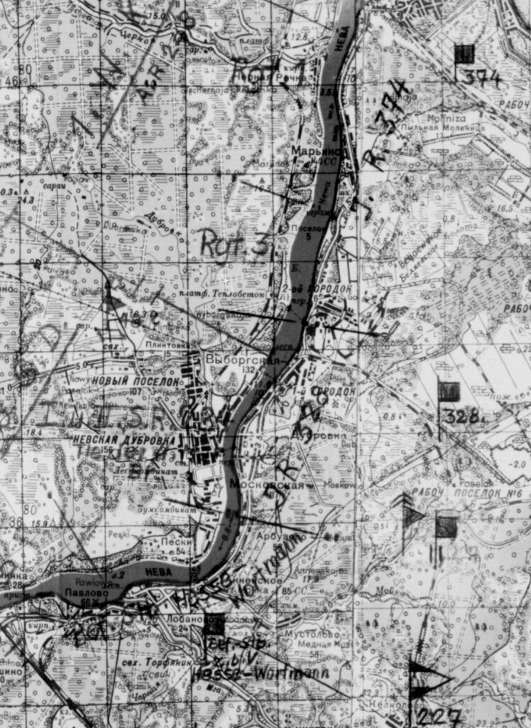 Тут нашлась карта, правда она по состоянию на май 1942 г. Но наглядно видны участки 374-го и 328-го полков. Только внизу вместо некоего полка особого назначения Hesse-Wortmann сейчас там находится моторизованный батальон. Будем предполагать, что линии разграничения участков к сентябрю сильно не изменились.