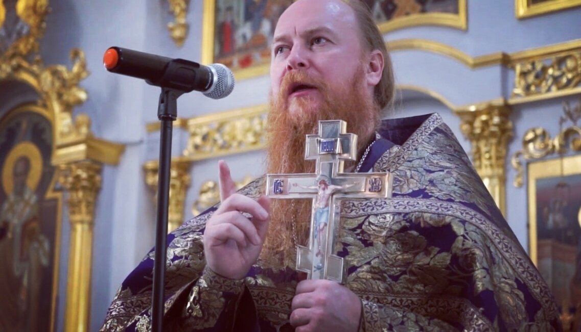 Дмитрий Рощин — протоиерей, руководитель Управления по работе с общественными организациями Синодального отдела по взаимоотношениям Церкви с обществом и СМИ.
