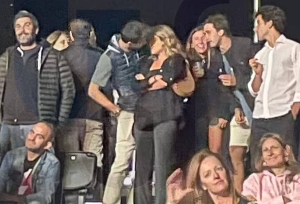    Жерар Пике публично целовал студенткуКадр из видео