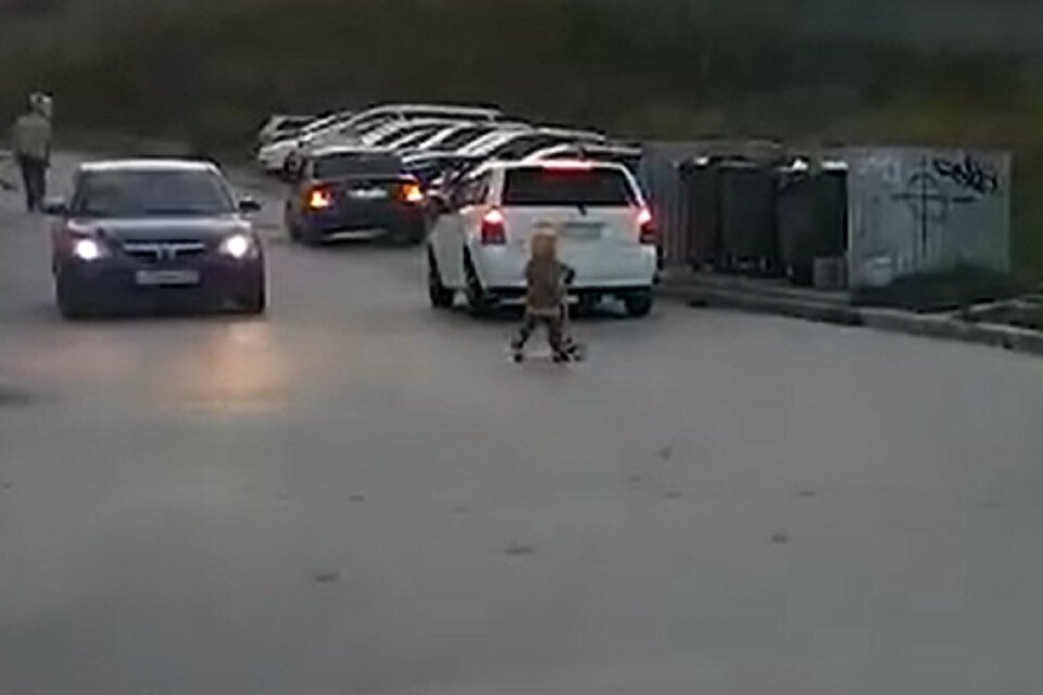     В Новосибирске малыш разъезжал на самокате по оживленной дороге без присмотра родителей. Фото: стоп-кадр.