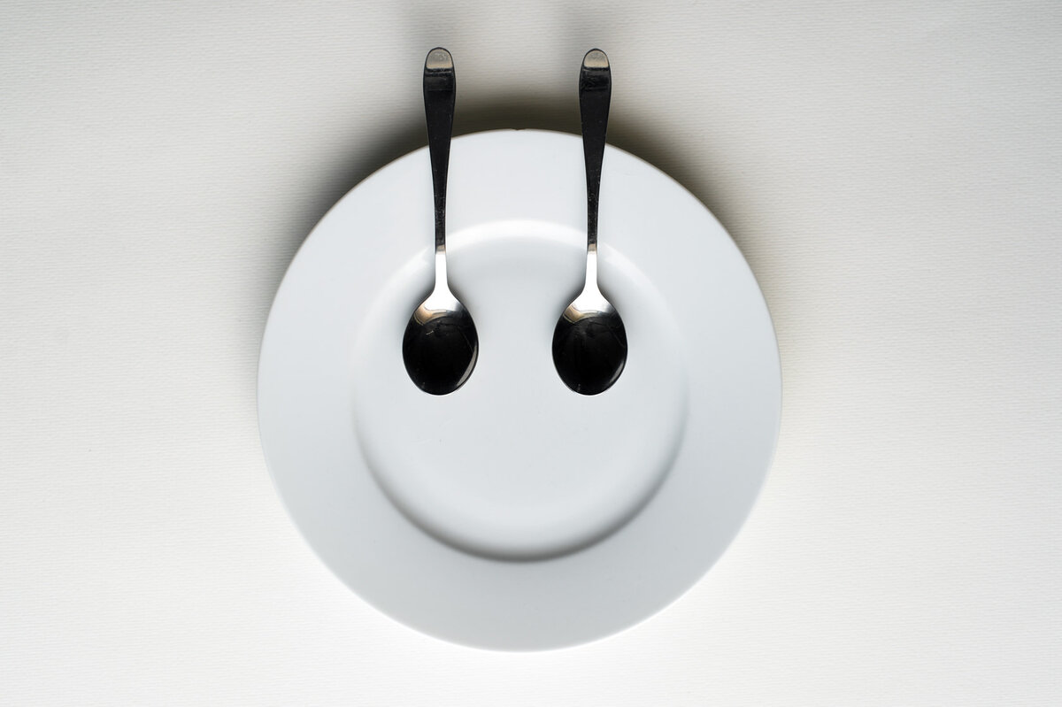 Выдержка 1/25 / Без изменений
Диафрагма f/4 / Закрыта на один стоп (2,8 - 3,2 - 3,5 - 4,0) количество света уменьшилось на 1 стоп экспозиции
ISO 800 / Недостаток экспозиции компенсируется увеличением ISO на один стоп (400 – 800)