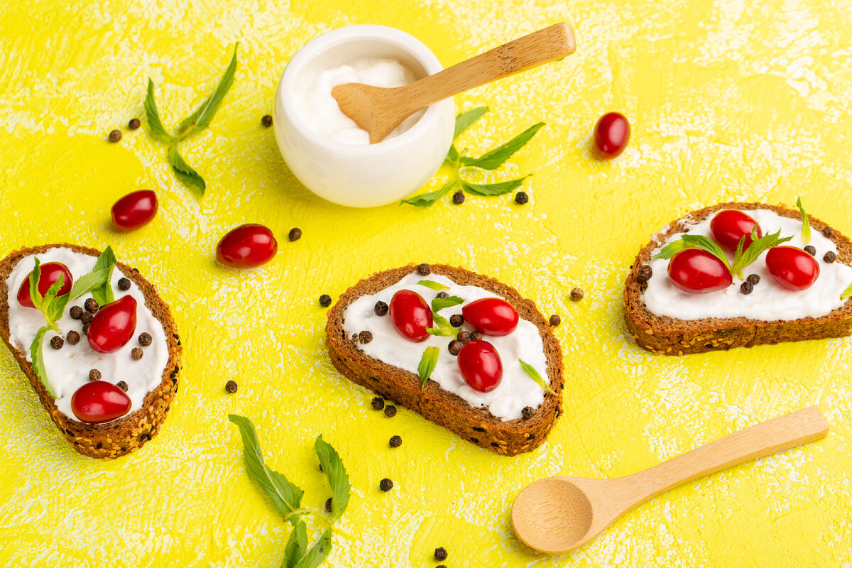 https://www.freepik.com/free-photo/top-close-view-bread-toasts-with-sour-cream-dogwoods-yellow-surface_10320907.htm