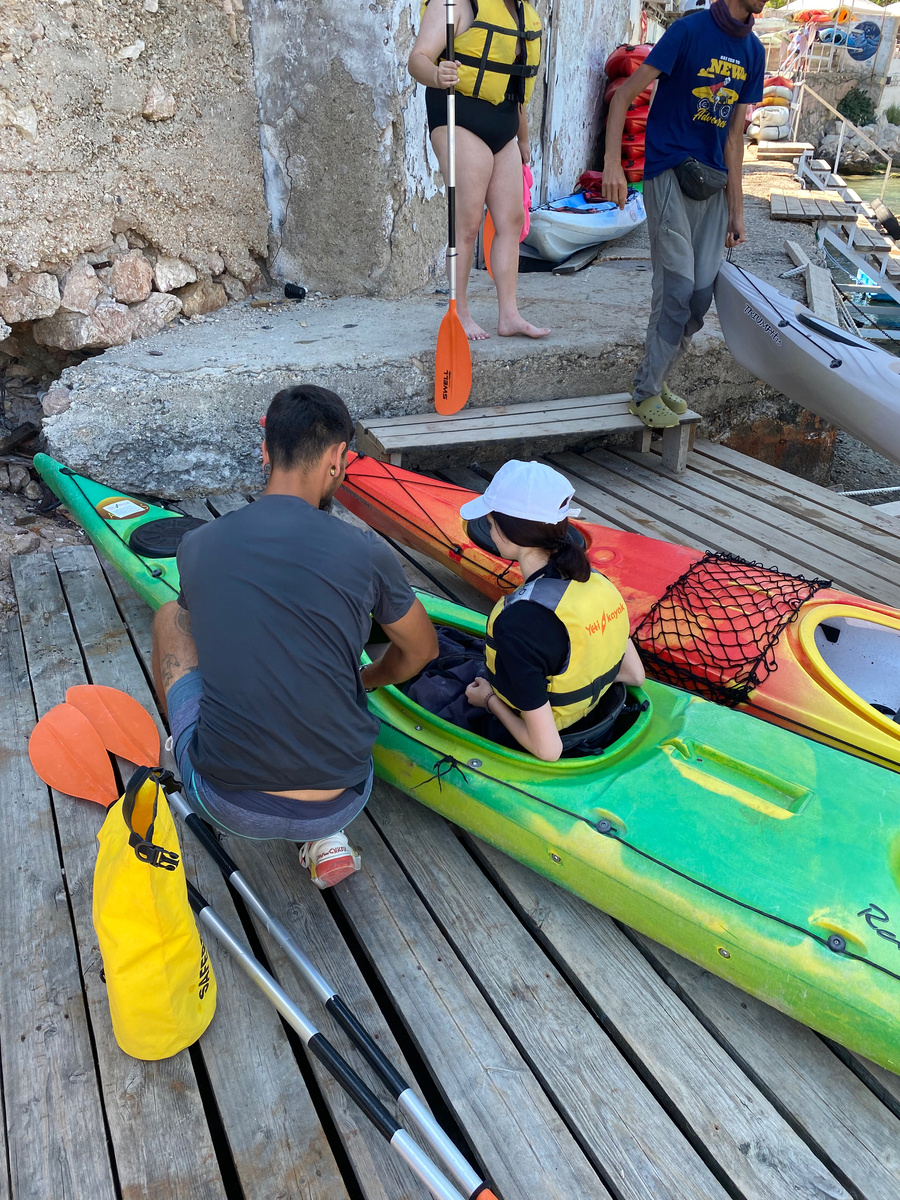После этого инструктор нам помог настроить педали ног, и спустить их на воду.