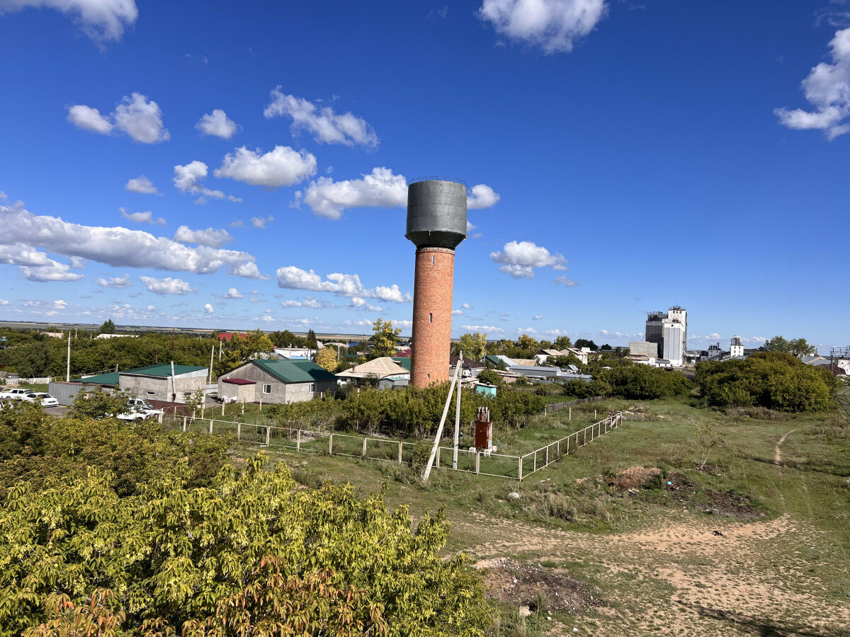 Поселок таунхаусов жуковка 2 рублевка. Коттеджный поселок американская деревня рублевка. Заборы в коттеджных поселках. Шотландский квартал в эсквайр парк. Посёлок марха и у саха якутия.