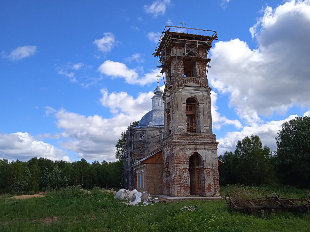 Я начал осмотр со стороны колокольни. Фото автора.