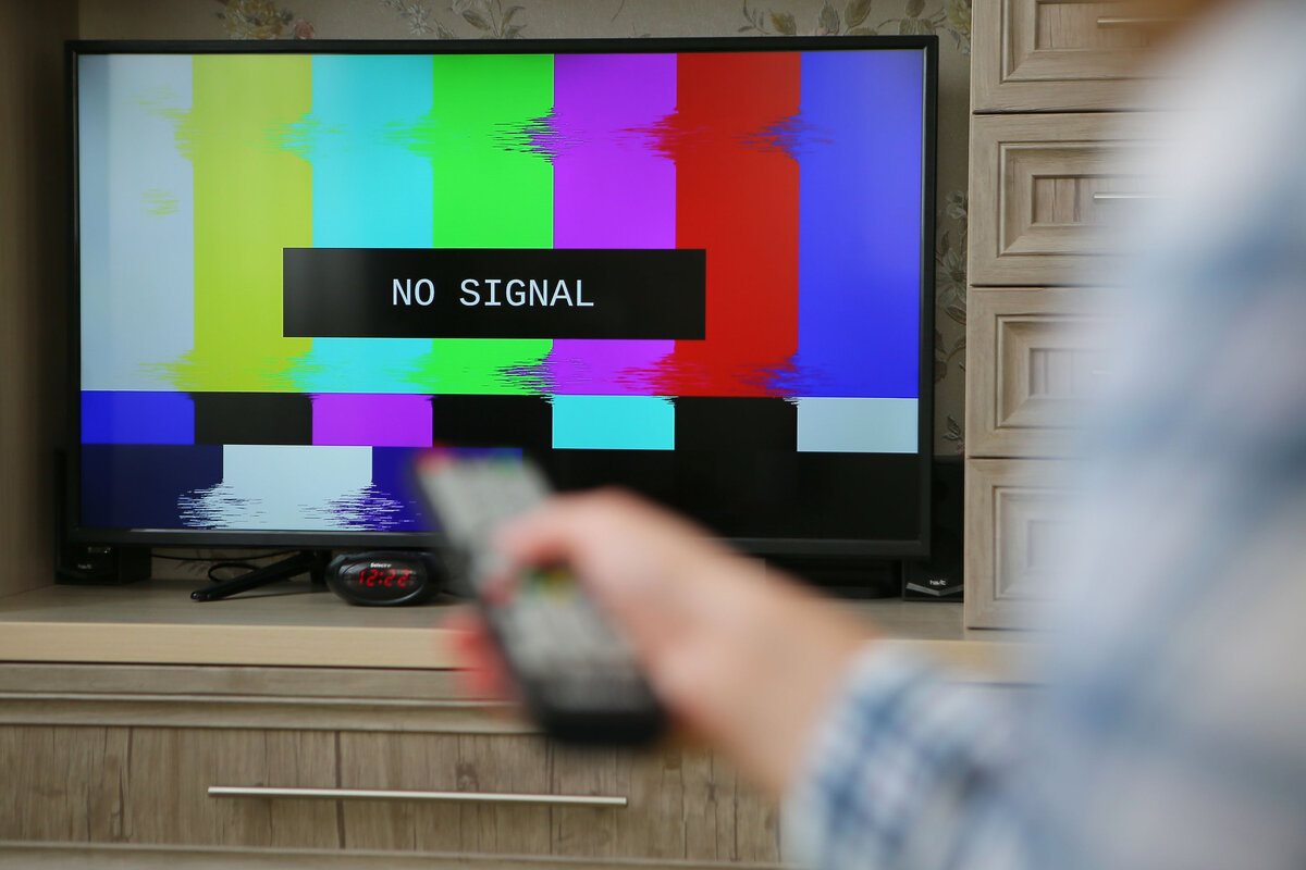 Экран телевизора с надписью "no signal" // Sputnik / Стрингер