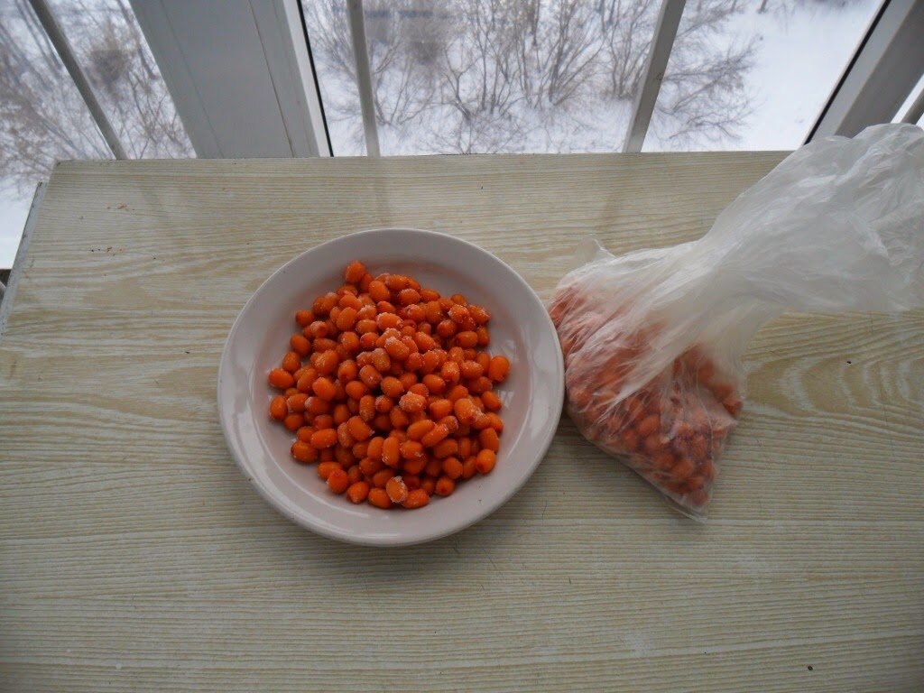 Замороженная облепиха отлично хранится и и является отличной витаминной добавкой в зимнюю пору