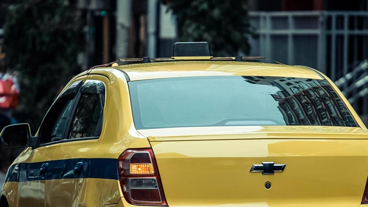    Такси едет по городу:pexels.com