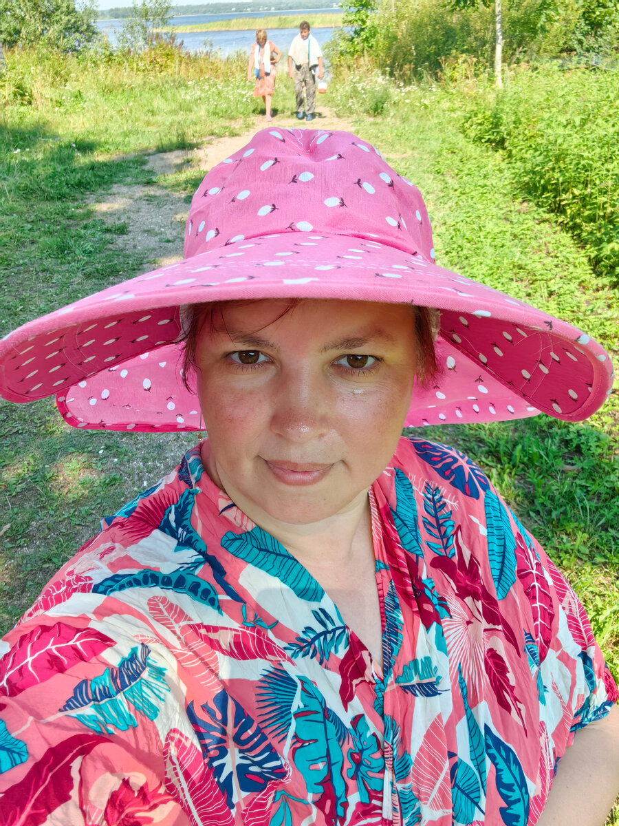 Шляпа + крем защитный с фактором 90, максимум все закрыто 