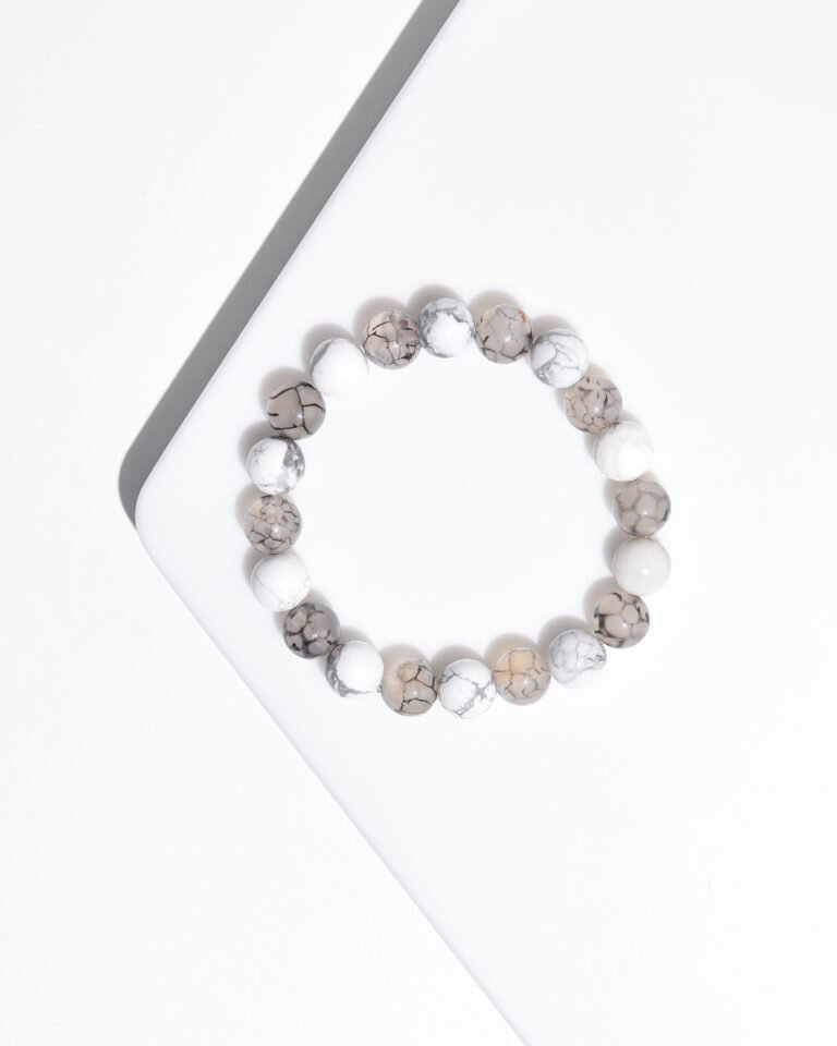 На фото браслет из кахолонга и агата вены дракона