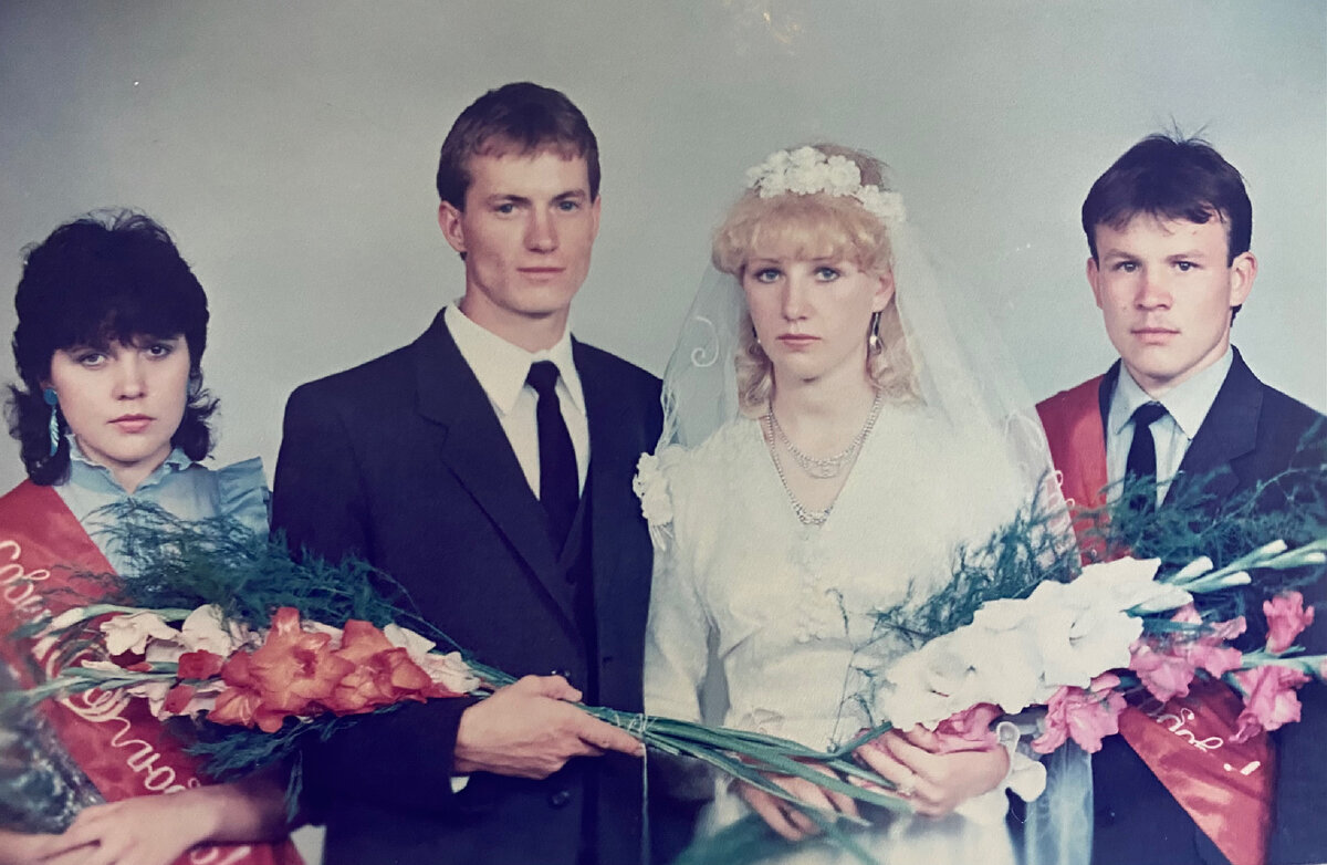 Гладиолусы бабушки Тамары на свадебном фото родителей.