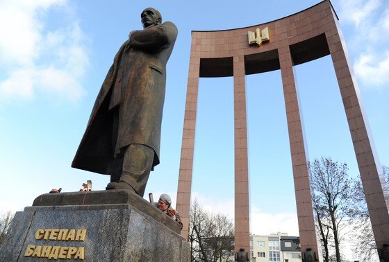 Памятник бандере во львове фото