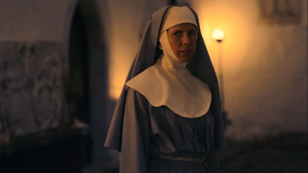 Монашка на шесте. Монашка в автобусе. Монашка в автобусе. Сестра монахиня сериал. Автобус с монашками.