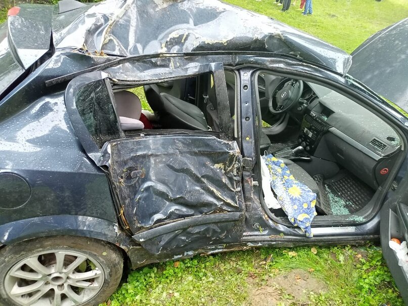    Под Почепом в Сетолово водитель отвлекся на каприз ребенка и врезался с семьей в дерево avchernov